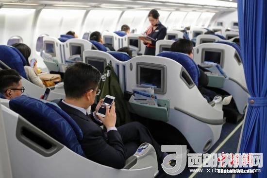 在東航MU5137航班上，旅客全程在飛行模式下可以使用手機(jī)。殷立勤 攝