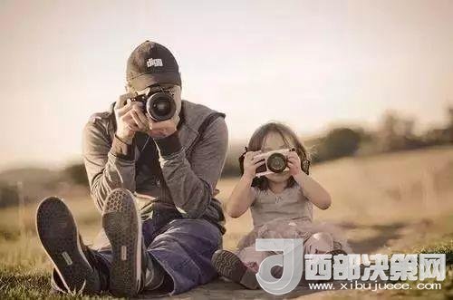 “曾子殺豬”故事在前，最近又有《父母說(shuō)好考了90分就去看海，被爽約后女孩離家出走》新聞在后。父母如果自己的行為“打臉”了，又怎么能在孩子面前掌握教育的主動(dòng)權(quán)。