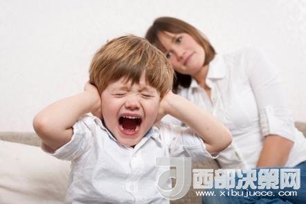 這時(shí)孩子可能會(huì)一直哭，甚至觀察父母的反應(yīng)。父母這時(shí)候可以讓他哭，哭累了自然就會(huì)停下，要讓孩子明白“鬧起來(lái)沒(méi)道理我不會(huì)心疼你”。