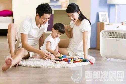 兒童時(shí)期，孩子好奇心強(qiáng)，喜歡“打破砂鍋問(wèn)到底”、“探究性拆東西”、“自言自語(yǔ)做游戲”。這些聽(tīng)似好笑，看似頑皮的言行舉止，恰恰就是孩子創(chuàng)造火花的閃現(xiàn)。心理學(xué)家鄧斯克認(rèn)為，小孩子在游戲中的“假裝”會(huì)大大促進(jìn)他們的發(fā)散思維。
