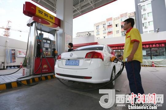 資料圖：山西太原，加油站工作人員正在給車輛加油?！?jiān)?攝