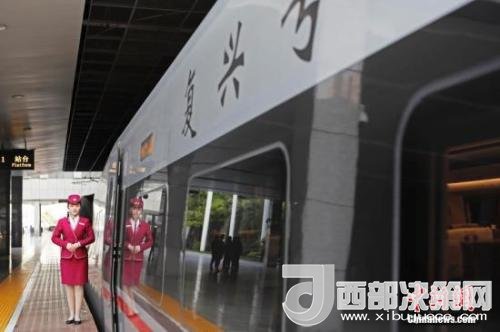 資料圖：4月10日，列車員在“復興號”列車旁迎接旅客的到來。 <a target='_blank'  data-cke-saved- >中新社</a>記者 殷立勤 攝