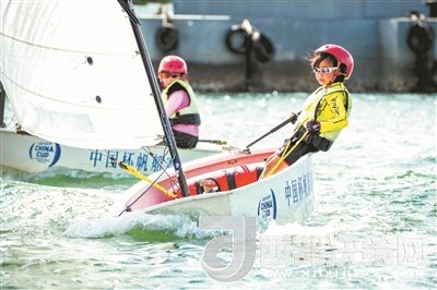 青島市北區(qū)立新小學(xué)學(xué)生參加2017年中國(guó)杯青少年帆船OP項(xiàng)目比賽。孫軍/攝