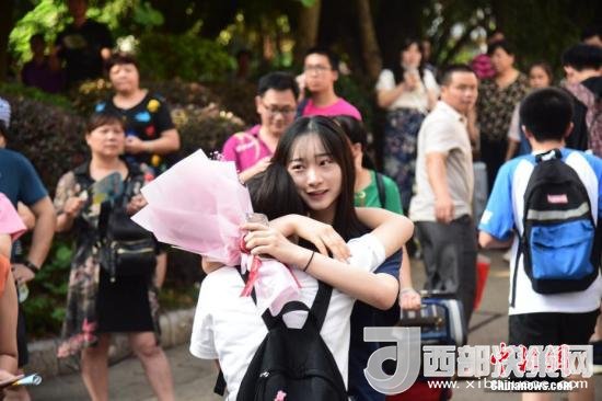 資料圖：一名家屬擁抱走出考場(chǎng)的考生。 王以照 攝
