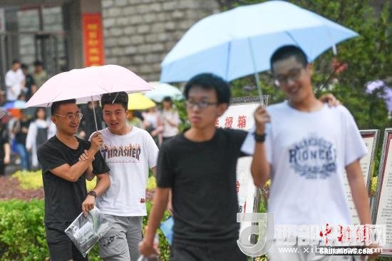資料圖：6月8日，山西太原，考生打傘走出考場(chǎng)。當(dāng)日，全國(guó)部分地區(qū)2018年高考結(jié)束。 <a target='_blank'  data-cke-saved- >中新社</a>記者 武俊杰 攝