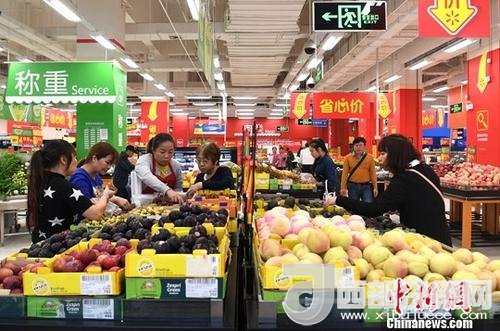 資料圖：民眾在超市選購水果。<a target='_blank'  data-cke-saved- >中新社</a>記者 俞靖 攝