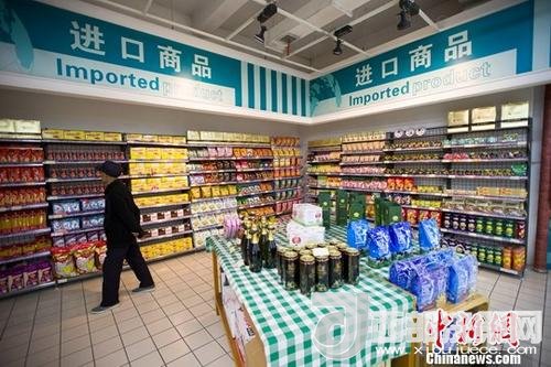 資料圖：民眾正在超市挑選進口商品。 <a target='_blank'  data-cke-saved- >中新社</a>記者 張云 攝