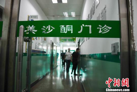 有數(shù)據(jù)顯示，十年來(lái)，山西省司法行政戒毒系統(tǒng)累計(jì)收治戒毒人員總數(shù)6萬(wàn)余人。截至目前，在冊(cè)強(qiáng)制隔離戒毒人員、自愿戒毒人員、戒毒康復(fù)人員、美沙酮維持治療人員共1.2萬(wàn)余人?！⊥踅ㄜ?攝
