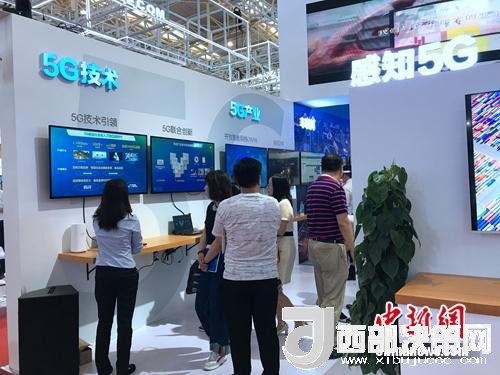 資料圖：普通消費者在參觀5G技術(shù)展示。<a target='_blank'  data-cke-saved-  >中新網(wǎng)</a> 吳濤 攝