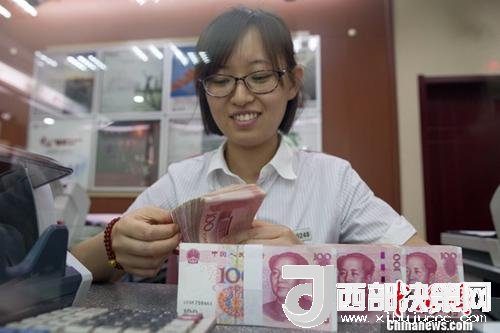 7月5日，山西太原一銀行工作人員正在清點貨幣。人民幣對美元匯率中間價在經(jīng)歷了過去11個交易中的10次下調(diào)后終于迎來大漲。5日，中國外匯交易中心公布人民幣對美元匯率中間價報6.6180，較前一交易日大幅上調(diào)415個基點，創(chuàng)下自2017年10月11日以來的最大升幅。<a target='_blank' >中新社</a>記者 張云 攝