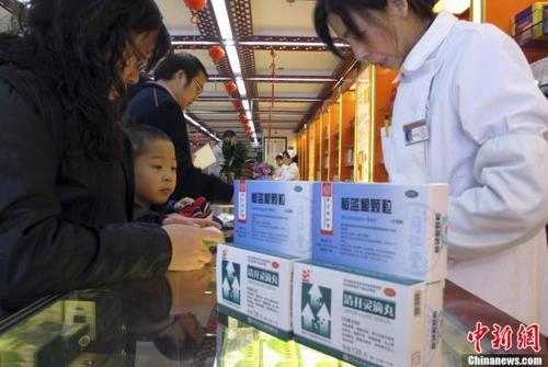 資料圖：北京一家老字號藥店內(nèi)，前來購買藥品的市民絡繹不絕。<a target='_blank'  data-cke-saved- ><p  align=