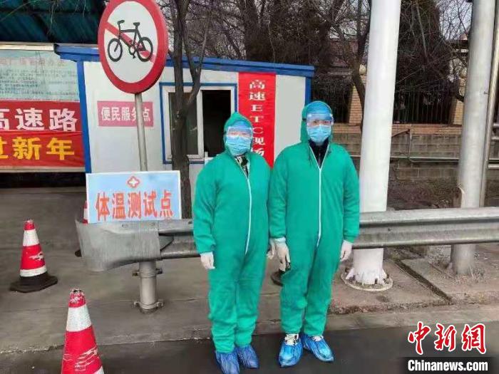 鄉(xiāng)鎮(zhèn)衛(wèi)生院和社區(qū)衛(wèi)生中心工作人員排查發(fā)熱患者?！〗樾菔嗅t(yī)療集團供圖 攝