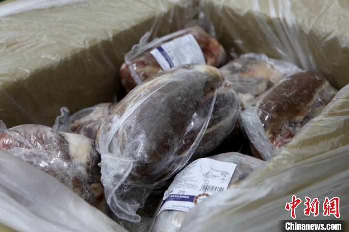 當(dāng)雄縣援鄂物資中的牦牛肉，圖中的為腱子肉，是牦牛肉中的“極品”。　當(dāng)雄縣 供圖 攝