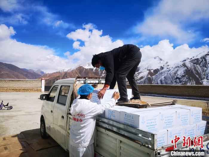 圖為工作人員搬運物資。堆龍德慶區(qū)宣傳部供圖