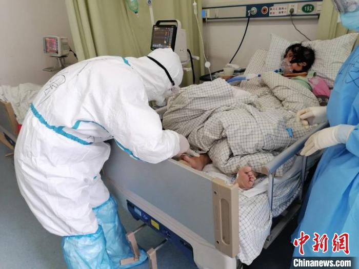 徐陶在工作中。四川援助湖北醫(yī)療隊供圖