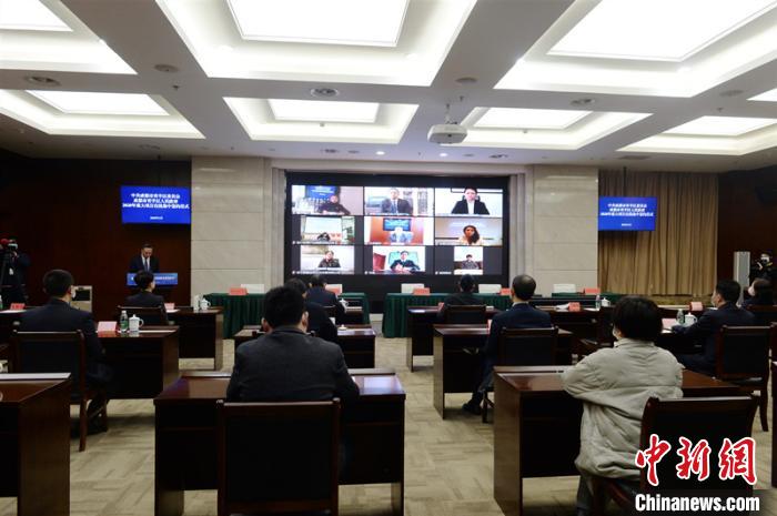 青羊區(qū)2020年重大項(xiàng)目在線集中簽約儀式現(xiàn)場(chǎng)。青羊區(qū)委宣傳部供圖