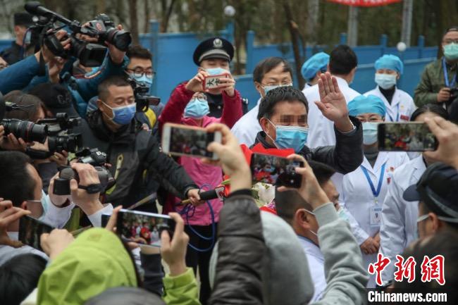 圖為貴州省最后一名新冠肺炎確診患者從貴州省將軍山醫(yī)院出院，患者與眾人揮手告別?！■暮陚?攝