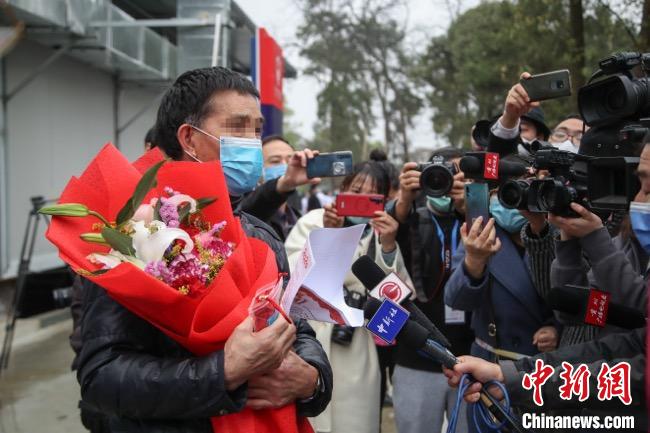 圖為貴州省最后一名新冠肺炎確診患者從貴州省將軍山醫(yī)院出院，患者接受媒體采訪?！■暮陚?攝