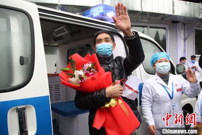 圖為貴州省最后一名新冠肺炎確診患者從貴州省將軍山醫(yī)院出院，患者與眾人揮手告別。　瞿宏倫 攝