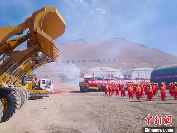 備受國內(nèi)外關(guān)注的G0711線烏魯木齊至尉犁高速公路建設(shè)項(xiàng)目天山勝利隧道復(fù)工“進(jìn)行時”?！￡悇︼w 攝