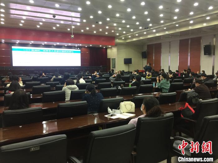 山西選派554名疫情防控指導員駐校指導高三年級開學疫情防控?！「呷鸱?攝