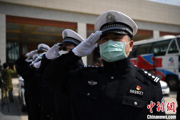 圖為交警們向醫(yī)療隊(duì)敬禮?！】灯?攝