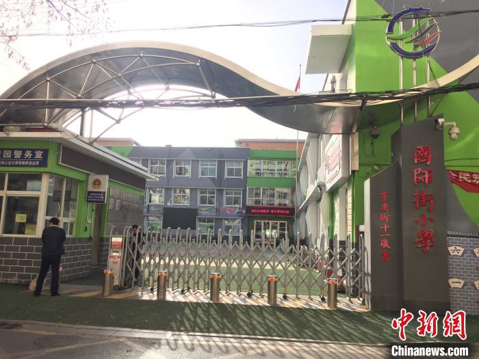 校門口設(shè)置臨時(shí)等候區(qū)，區(qū)域四周5米為禁行區(qū)?！「呷鸱?攝