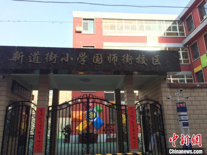 返校學(xué)生要到指定校門口報(bào)到，入校時(shí)需佩戴口罩，并進(jìn)行身份核驗(yàn)、實(shí)名登記、體溫檢測(cè)?！「呷鸱?攝