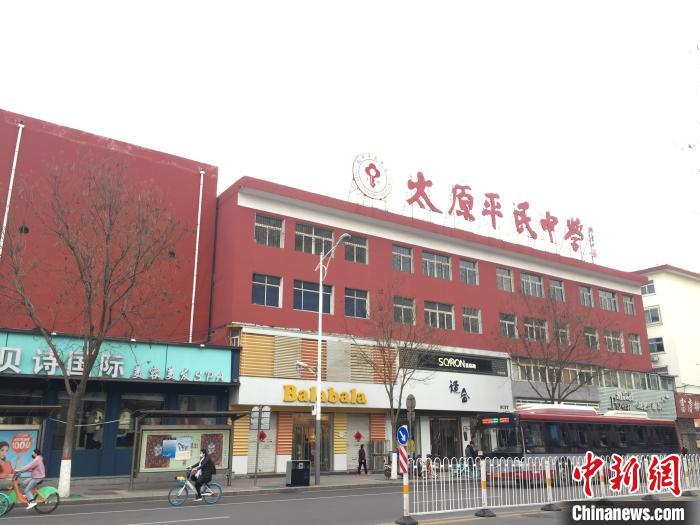 所有師生實(shí)行“日?qǐng)?bào)告”“零報(bào)告”制度，確保開學(xué)后校園衛(wèi)生安全?！「呷鸱?攝