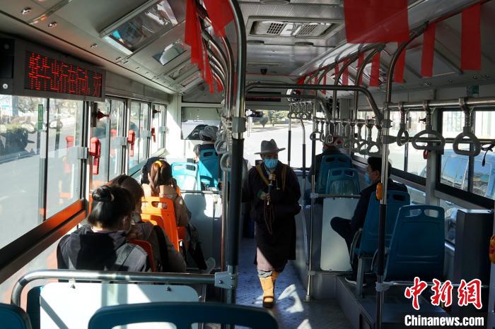 拉薩市民生活如常，圖為民眾戴口罩乘坐公交車?！〗w波 攝