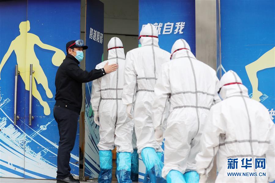 （習(xí)近平致敬的戰(zhàn)“疫”英雄·公安干警篇·圖文互動）（2）他們，抗疫一線鑄警魂