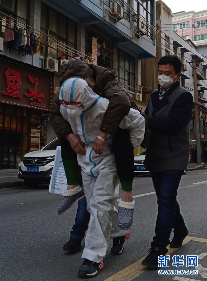 （習(xí)近平致敬的戰(zhàn)“疫”英雄·公安干警篇·圖文互動）（4）他們，抗疫一線鑄警魂