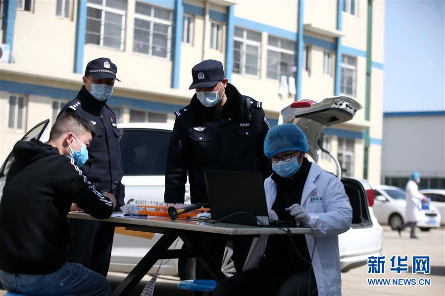 （習(xí)近平致敬的戰(zhàn)“疫”英雄·公安干警篇·圖文互動）（3）他們，抗疫一線鑄警魂