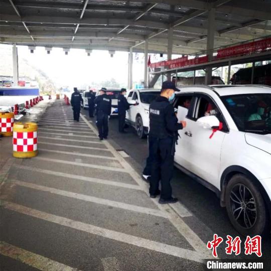 圖為云南一邊境檢查站防控疫情同時(shí)嚴(yán)防境外毒品滲透?！≡颇鲜」矎d供圖 攝
