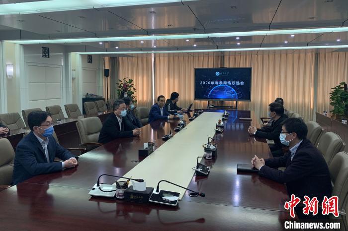寧夏大學(xué)2020年春季首場(chǎng)綜合類“網(wǎng)絡(luò)雙選會(huì)”現(xiàn)場(chǎng)?！±钆迳?攝