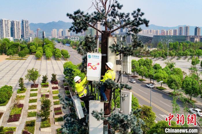 圖為重慶移動工作人員正在安裝5G基站。重慶移動 供圖