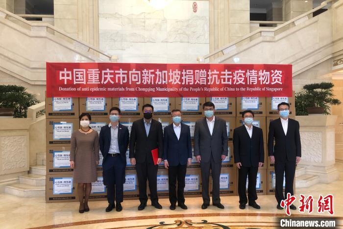 圖為捐贈方與接收方代表合影留念?！⑾嗔?攝