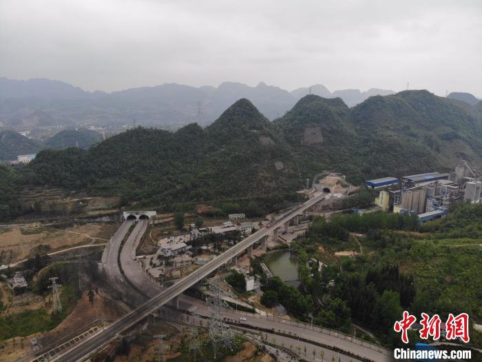 貴州省首條城際高速鐵路——安六鐵路開始聯(lián)調(diào)聯(lián)試。中國鐵路成都局集團(tuán)公司供圖