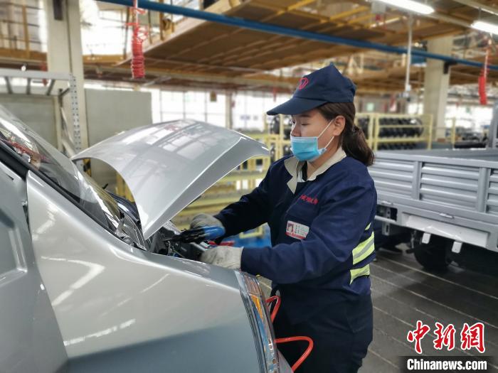 在滿足國外市場供應(yīng)的同時(shí)，成功汽車也緊盯國內(nèi)市場，拓渠道保銷量?！「唢w 攝