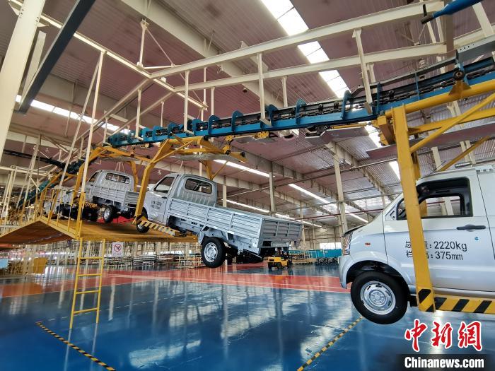 成功汽車是山西省重點(diǎn)轉(zhuǎn)型項(xiàng)目，擁有國內(nèi)先進(jìn)的零部件、發(fā)動(dòng)機(jī)整機(jī)自動(dòng)裝配和發(fā)動(dòng)機(jī)生產(chǎn)線、實(shí)驗(yàn)線，還有國際一流的工業(yè)機(jī)器人?！「唢w 攝