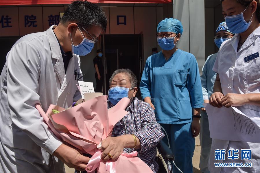 （新華全媒頭條·圖文互動）（1）“始終把人民群眾生命安全和身體健康放在第一位”——中國抗疫彰顯“生命至上、人民至上”理念