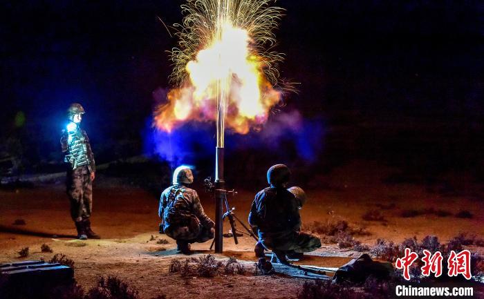 演練中偵察兵在夜間利用迫擊炮摧毀敵輕型裝甲。　郭東東 攝