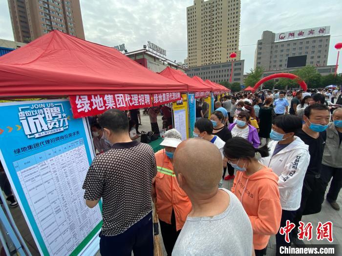 一些知名企業(yè)展臺前，投遞簡歷、咨詢就業(yè)的人絡(luò)繹不絕?！∏愊?攝