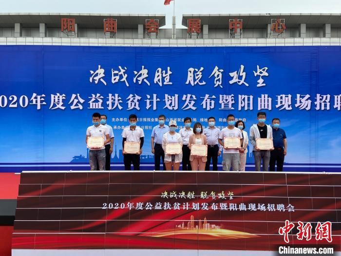 在現(xiàn)場，綠地集團與困難就業(yè)群體就業(yè)代表簽署勞務(wù)合同，并為首批6名就業(yè)代表頒發(fā)上崗證書?！∏愊?攝
