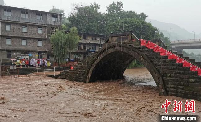 圖為不斷上漲的河水?！≈貞c萬州區(qū)委宣傳部供圖 攝