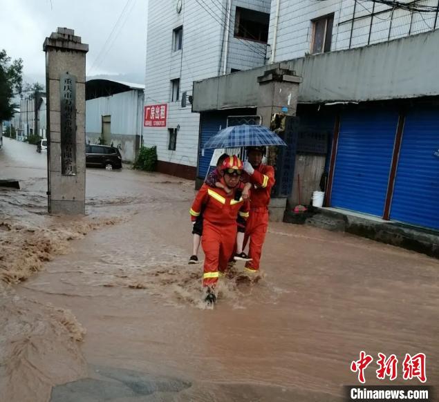 圖為消防救援人員營救被困民眾。　重慶萬州區(qū)委宣傳部供圖 攝