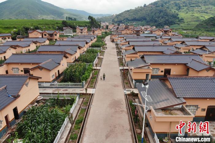 平坦的水泥路從村民居住區(qū)穿過?！埨?攝
