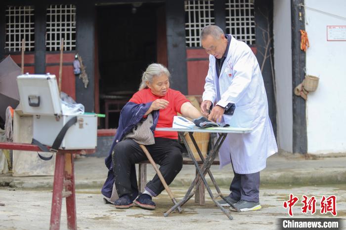 資料圖，貴州村醫(yī)給村民看病。　瞿宏倫 攝