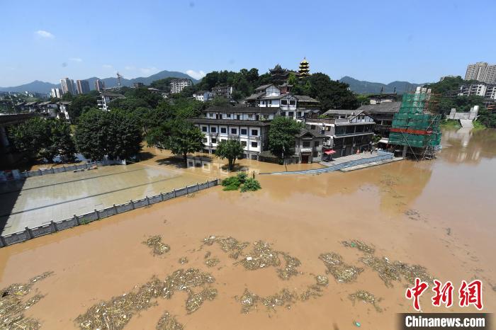 圖為7月27日，嘉陵江重慶段水位持續(xù)上漲，千年古鎮(zhèn)磁器口低洼段已被洪水淹沒?！￡惓?攝