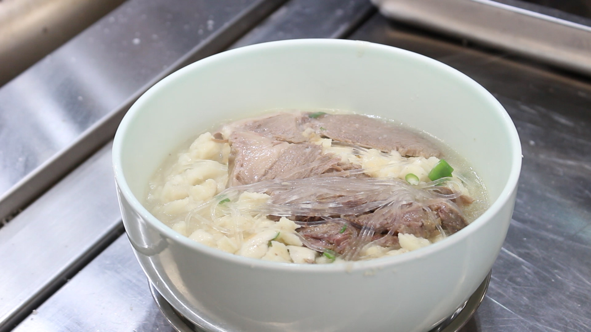 【陜菜大師和他們的拿手菜】烏平：“知足者常樂(lè)，食客愛(ài)吃我做的牛羊肉泡饃，就是我最大的滿足”_fororder_圖片8